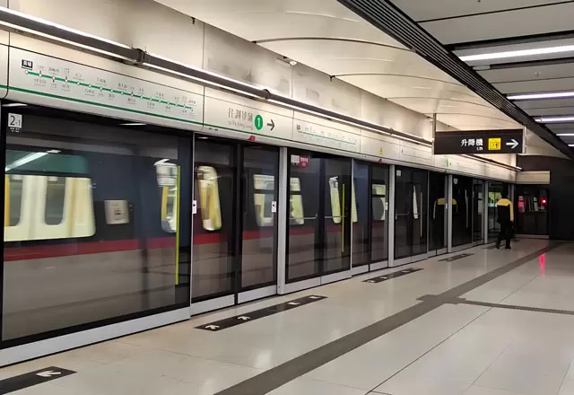 Lineare Beleuchtung in der U-Bahn-Station