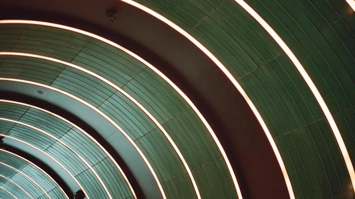 Wie formen Sie 3D-LED-Flexstreifen richtig um architektonische Kanten herum?