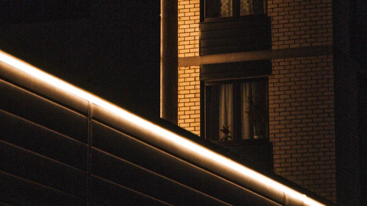 Auswahl an UV- und wetterbest&auml;ndigen, flexiblen Wandflutern f&uuml;r den Au&szlig;enbereich