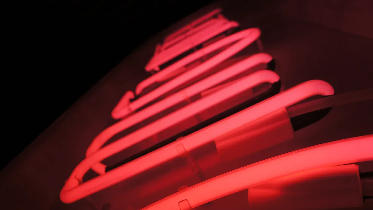 Herk&ouml;mmliches Glas-Neon vs. flexibles LED-Neon aus Silikon: Austauschanleitung